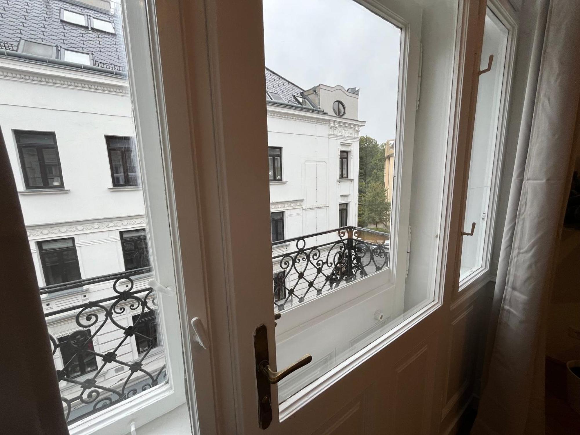 Grosszuegiger Wiener Altbau Gleich Neben Schoenbrunn Exterior photo